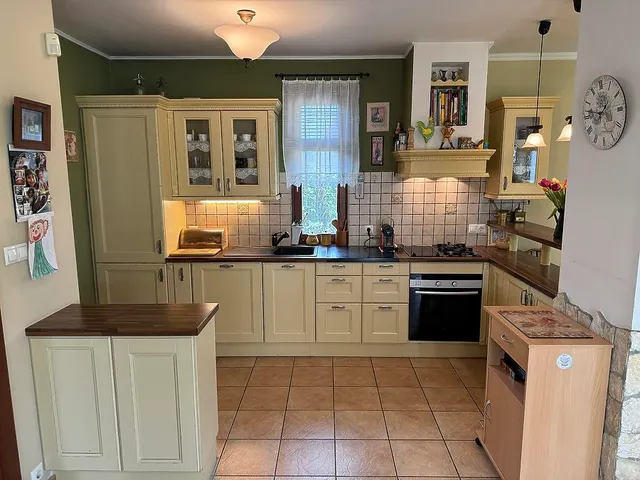 Eladó ház Üröm 334 nm