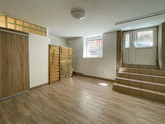 Eladó kereskedelmi és ipari ingatlan Budapest VIII. kerület, Corvin negyed 19 nm