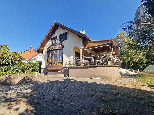 Eladó ház Dunakeszi 330 nm