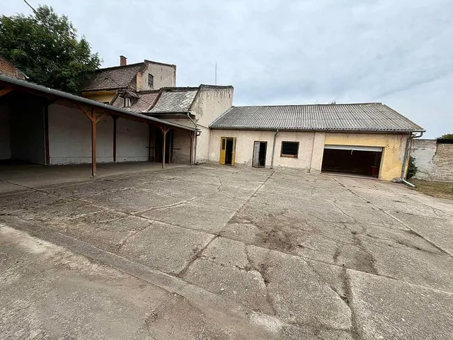 Eladó kereskedelmi és ipari ingatlan Vác 680 nm