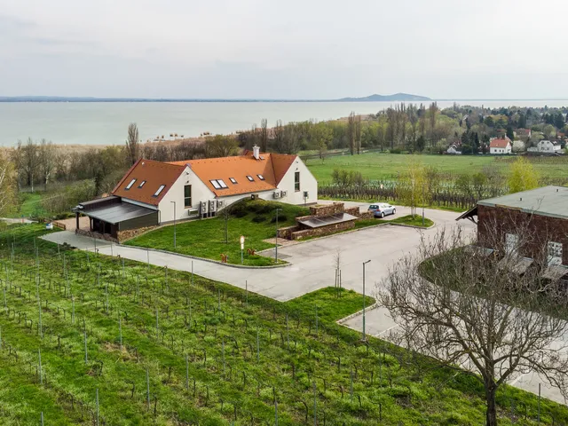 Eladó kereskedelmi és ipari ingatlan Balatonrendes 400 nm