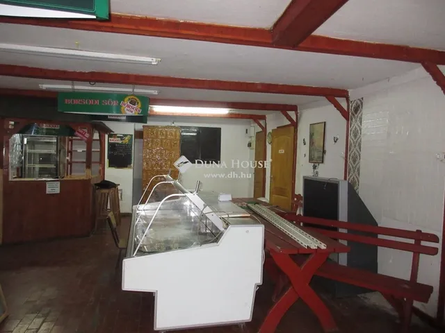 Eladó kereskedelmi és ipari ingatlan Paszab 140 nm