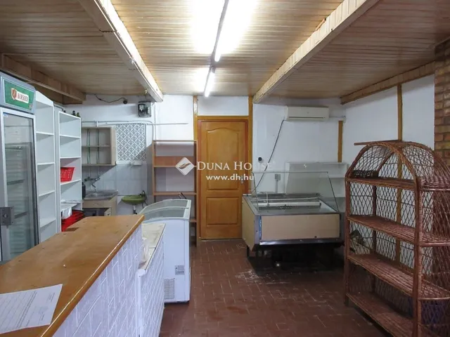 Eladó kereskedelmi és ipari ingatlan Paszab 140 nm