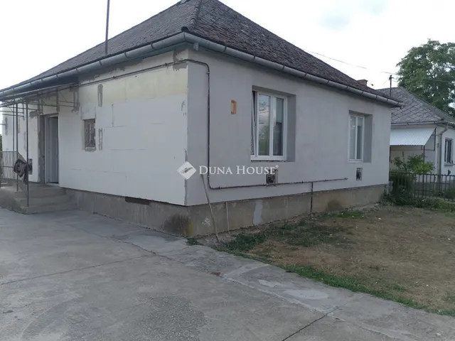 Eladó ház Gyüre 96 nm
