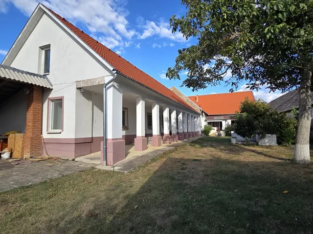 Eladó ház Csátalja 214 nm