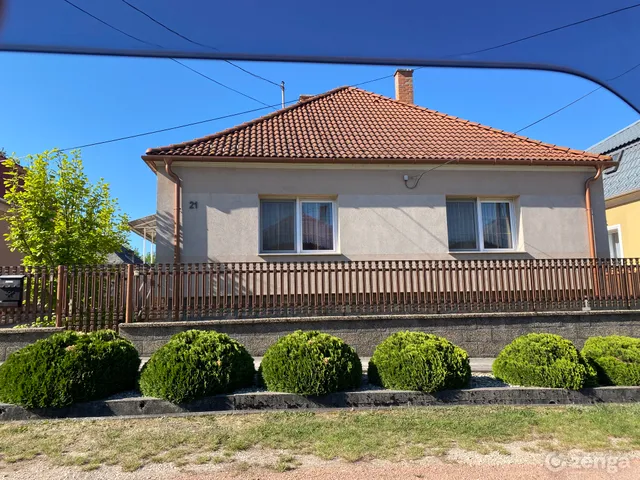 Eladó ház Tarján, Szegfű, 21 110 nm