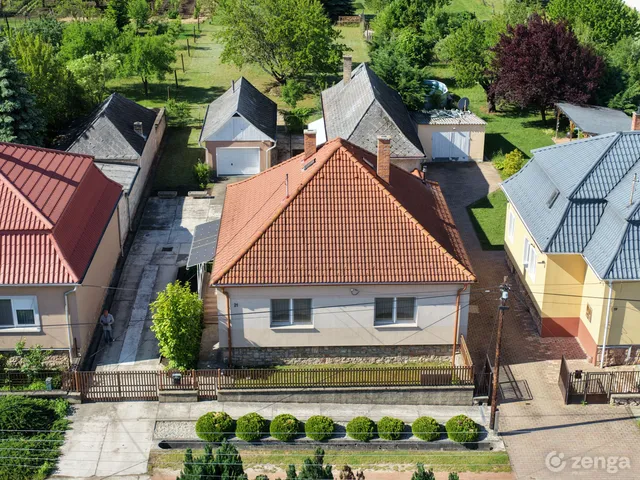 Eladó ház Tarján, Szegfű, 21 110 nm
