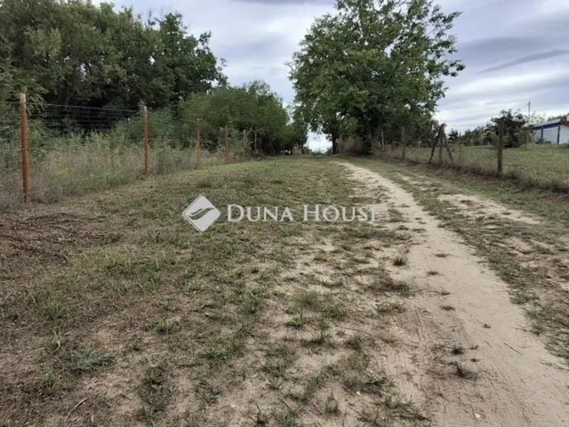 Eladó telek Taksony 2555 nm