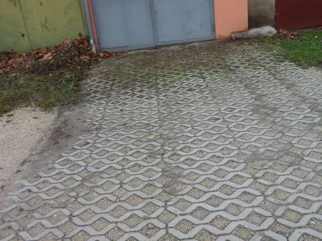 Eladó garázs Várpalota, Korompay 13 nm