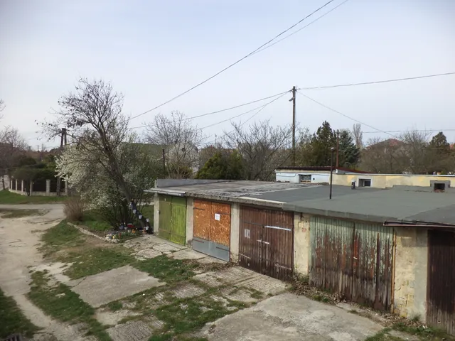 Eladó garázs Várpalota, Hóvirág utca 21 nm