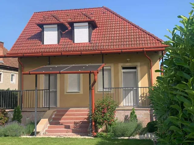 Eladó kereskedelmi és ipari ingatlan Szomolya 310 nm