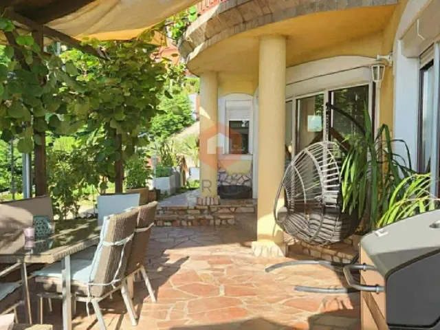 Eladó ház Pécs, Rigóder 270 nm