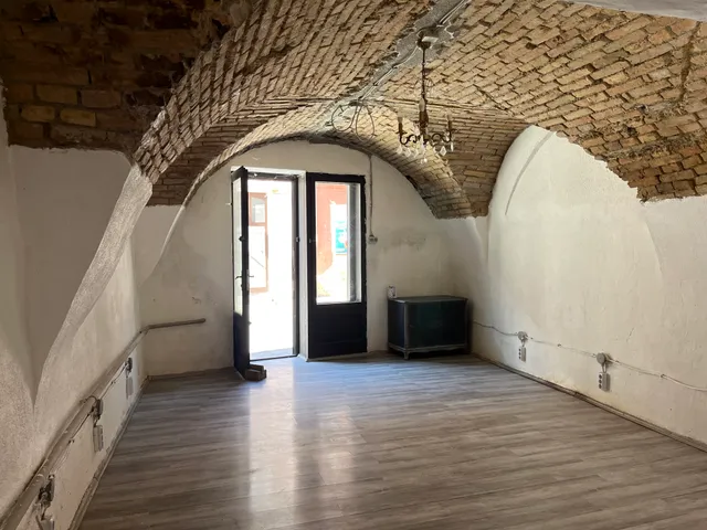 Eladó kereskedelmi és ipari ingatlan Győr, Belváros 44 nm