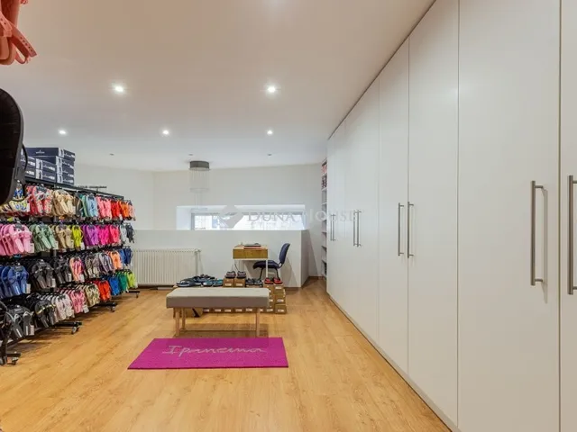 Eladó kereskedelmi és ipari ingatlan Budapest V. kerület 77 nm