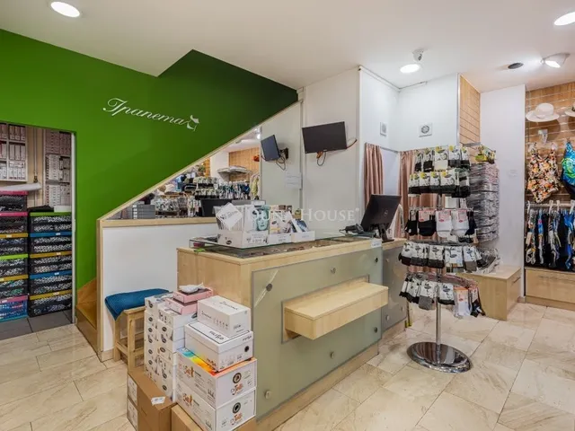 Eladó kereskedelmi és ipari ingatlan Budapest V. kerület 77 nm