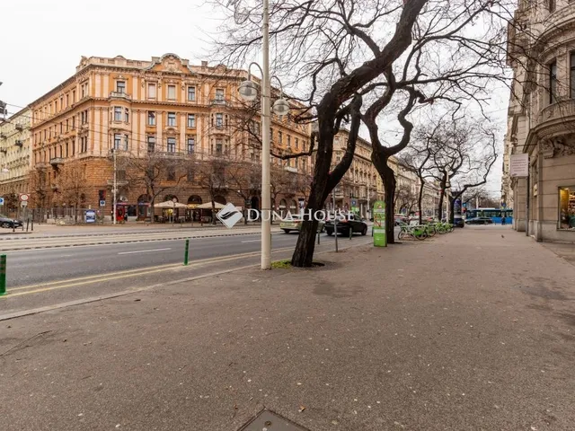 Eladó kereskedelmi és ipari ingatlan Budapest V. kerület 77 nm