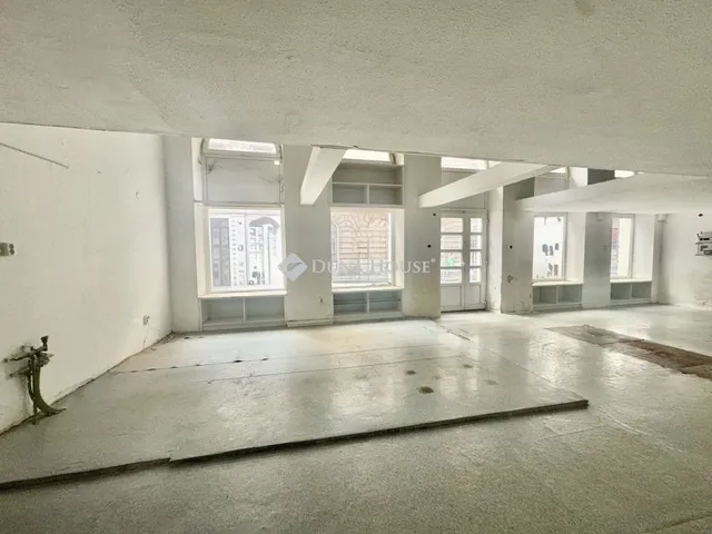 Eladó kereskedelmi és ipari ingatlan Budapest VI. kerület, Nagykörúton belüli terület 134 nm