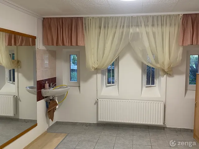 Kiadó kereskedelmi és ipari ingatlan Győr, Nádorváros, Bartók Béla 36 nm