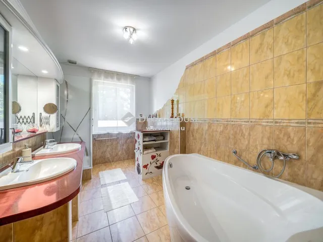 Eladó ház Kecskemét, Petőfiváros 203 nm