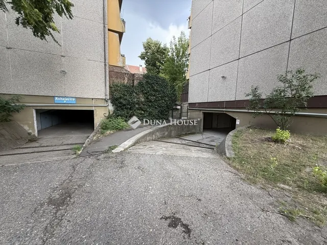 Eladó garázs Kecskemét, Hunyadiváros 20 nm