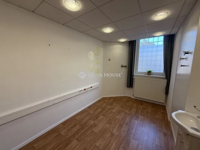 Eladó kereskedelmi és ipari ingatlan Kecskemét 82 nm