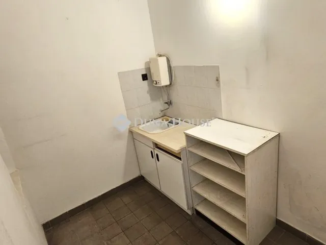 Eladó kereskedelmi és ipari ingatlan Kecskemét, Belváros 78 nm