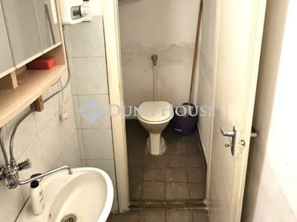 Eladó kereskedelmi és ipari ingatlan Kecskemét, Belváros 78 nm