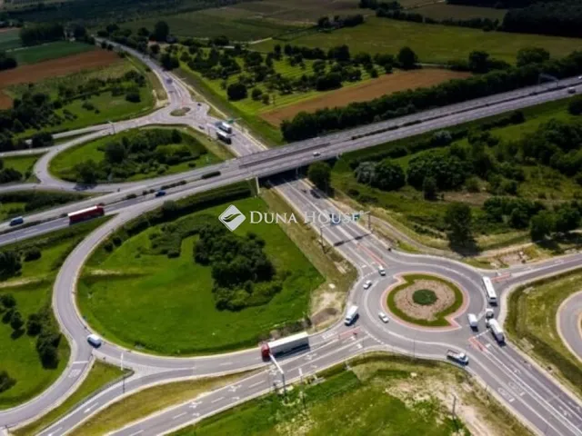 Eladó kereskedelmi és ipari ingatlan Kecskemét 28628 nm