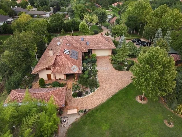 Eladó ház Kecskemét, Máriahegy 300 nm