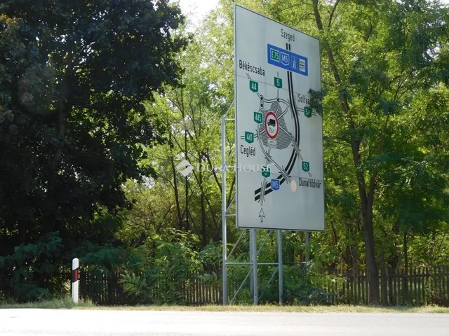 Eladó kereskedelmi és ipari ingatlan Lajosmizse 42070 nm