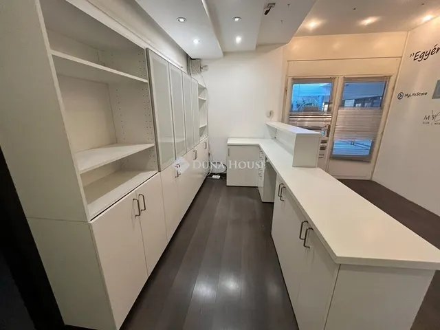 Eladó kereskedelmi és ipari ingatlan Kecskemét 100 nm