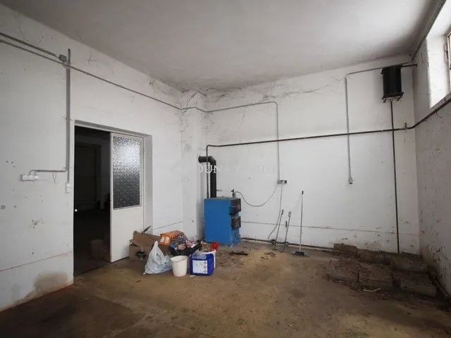 Eladó kereskedelmi és ipari ingatlan Nagykőrös 444 nm