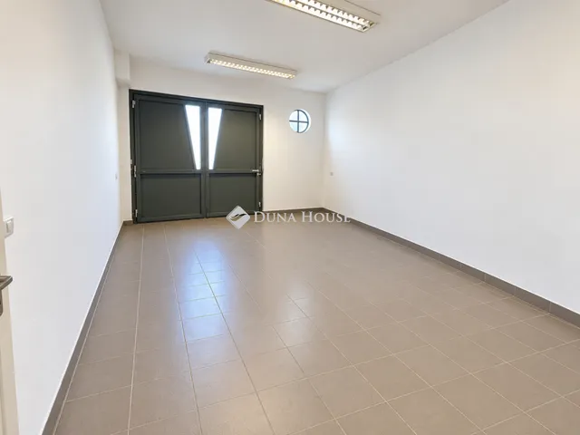 Kiadó kereskedelmi és ipari ingatlan Kecskemét 126 nm