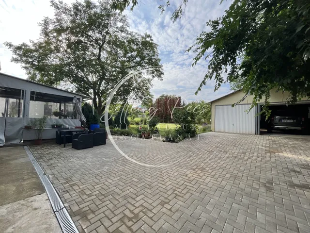 Eladó lakás Pécs, Rácváros, Pellérdi út  111 nm