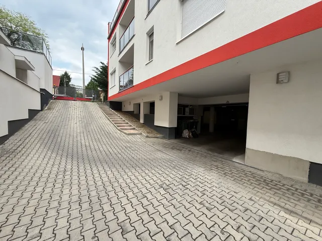 Kiadó garázs Pécs, Egyetemváros, Szigeti út 69. 15 nm