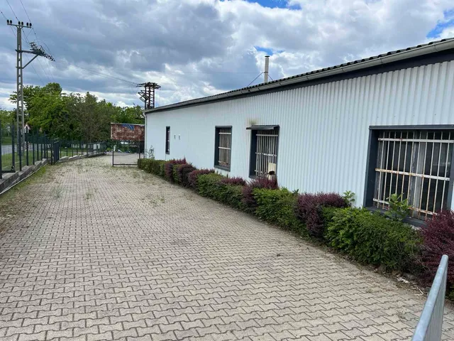 Kiadó kereskedelmi és ipari ingatlan Budapest XVII. kerület 170 nm