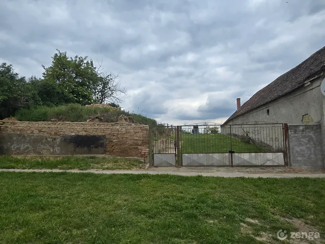 Eladó telek Szákszend 2300 nm