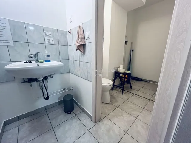 Eladó kereskedelmi és ipari ingatlan Szombathely 70 nm