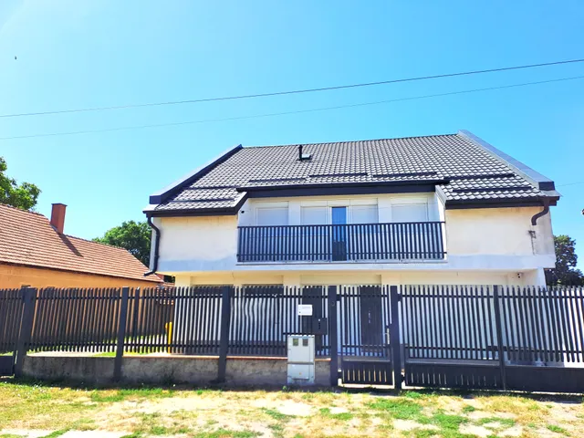 Eladó ház Nagykőrös, Bokros 193 nm