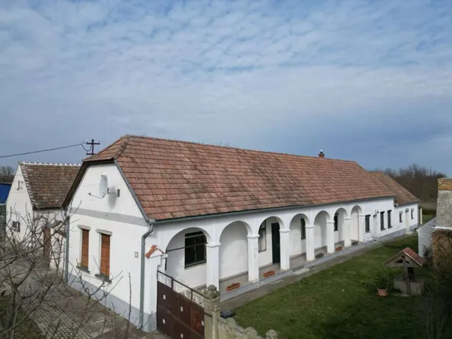 Eladó ház Pusztacsalád 250 nm