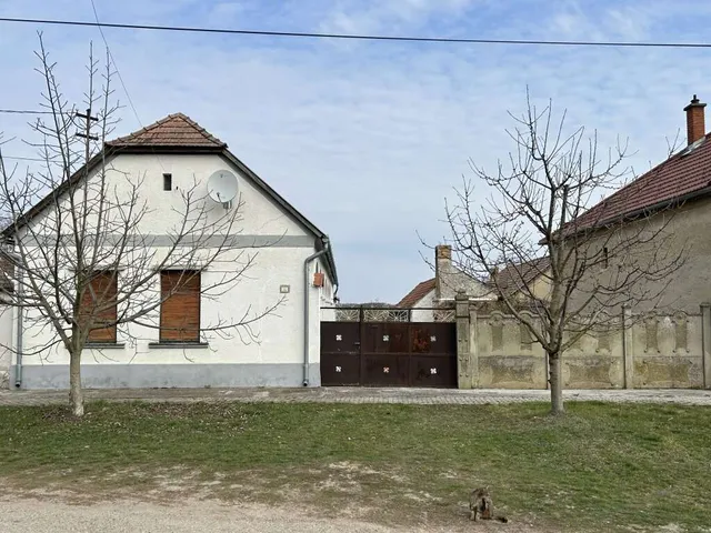 Eladó ház Pusztacsalád 250 nm