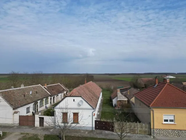 Eladó ház Pusztacsalád 250 nm