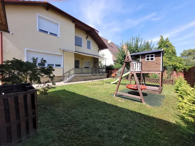 Eladó ház Budapest XVII. kerület, Akadémia-Újtelep 300 nm