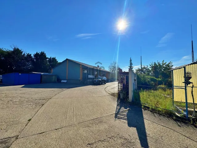 Eladó kereskedelmi és ipari ingatlan Budapest XVII. kerület, Felső-Rákoshegy 250 nm