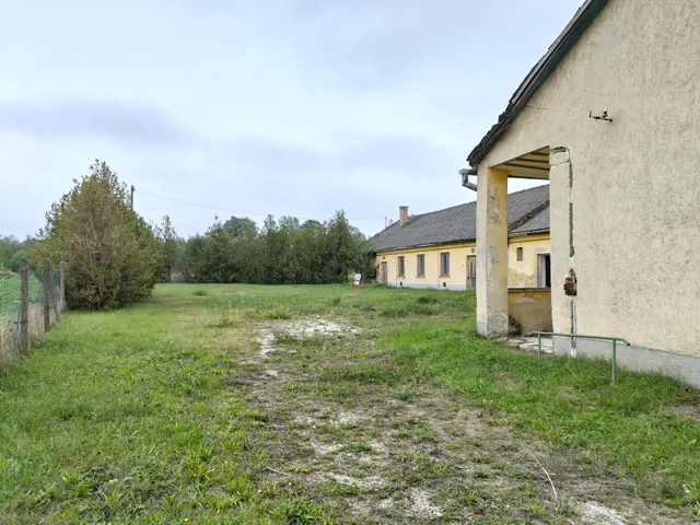 Eladó kereskedelmi és ipari ingatlan Zámoly 580 nm