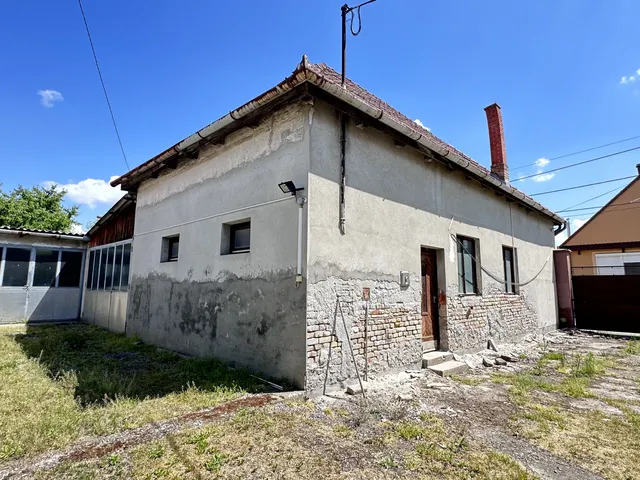 Eladó kereskedelmi és ipari ingatlan Kalocsa, Malatin tér 2 1600 nm