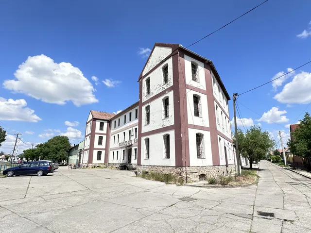 Eladó kereskedelmi és ipari ingatlan Kalocsa 1600 nm