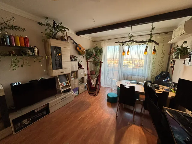 Eladó lakás Tiszaújváros, Deák Ferenc tér 55 nm