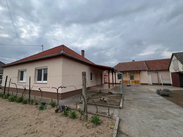 Eladó ház Császártöltés 92 nm