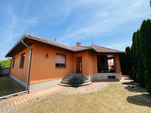 Eladó ház Császártöltés 179 nm